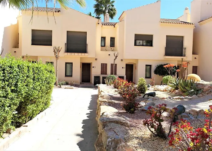 Townhouse Overlooking The Pool